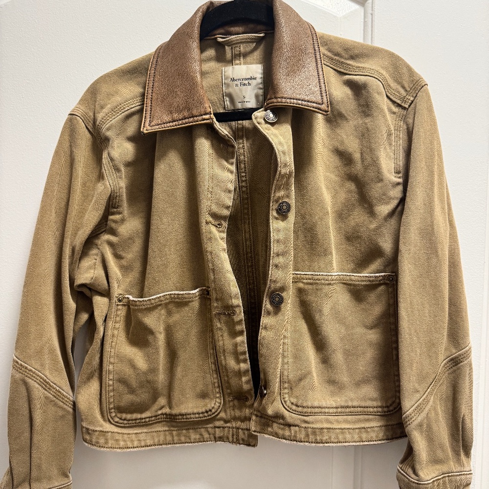 Abercrombie & Fitch cropped utility jacket